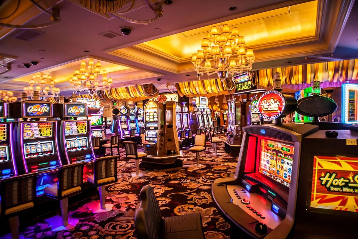Aplikasi mobile pasanglotre menampilkan antarmuka kasino langsung dengan permainan blackjack dan roulette